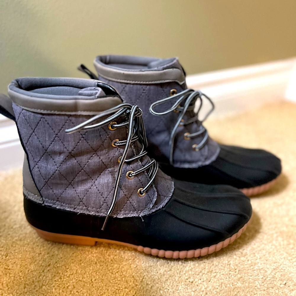 Duck Boots! Only worn once ❤️